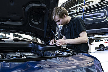 Lerne den Beruf Automobil-Mechatroniker/in EFZ kennen: Voraussetzungen, Arbeitssituation, Lehrlingslohn, Ausbildung & Mercedes-Benz als Arbeitgeber.