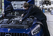 Impara a conoscere la professione di meccatronico/-a di automobili AFC: requisiti, situazione lavorativa, retribuzione degli apprendisti, formazione e Mercedes-Benz come datore di lavoro.