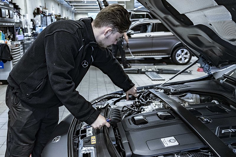 Impara a conoscere la professione di specialista di automobili AFC: requisiti, situazione lavorativa, retribuzione degli apprendisti, formazione e Mercedes-Benz come datore di lavoro.