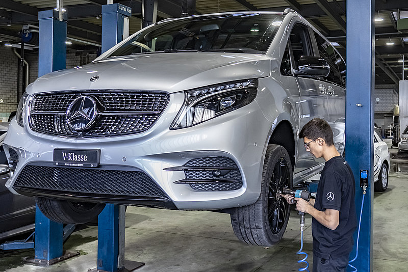 Découvre le métier d’assistant/e en maintenance d’automobiles AFP: prérequis, situation de travail, salaire d’apprentissage, formation et Mercedes-Benz en tant qu’employeur.