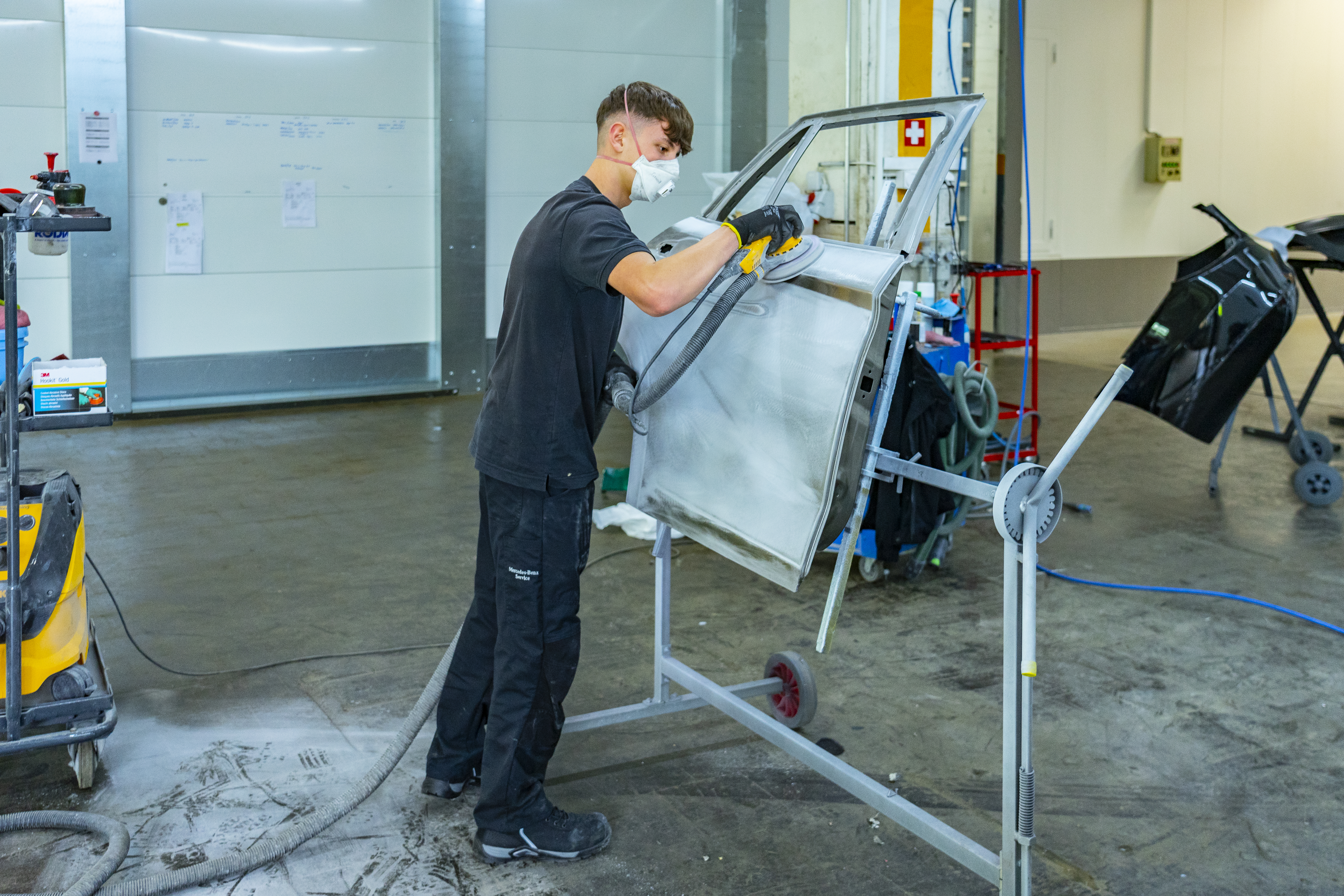 Découvre le métier de carrossier/ère-peintre CFC: prérequis, situation de travail, salaire d’apprentissage, formation et Mercedes-Benz en tant qu’employeur.