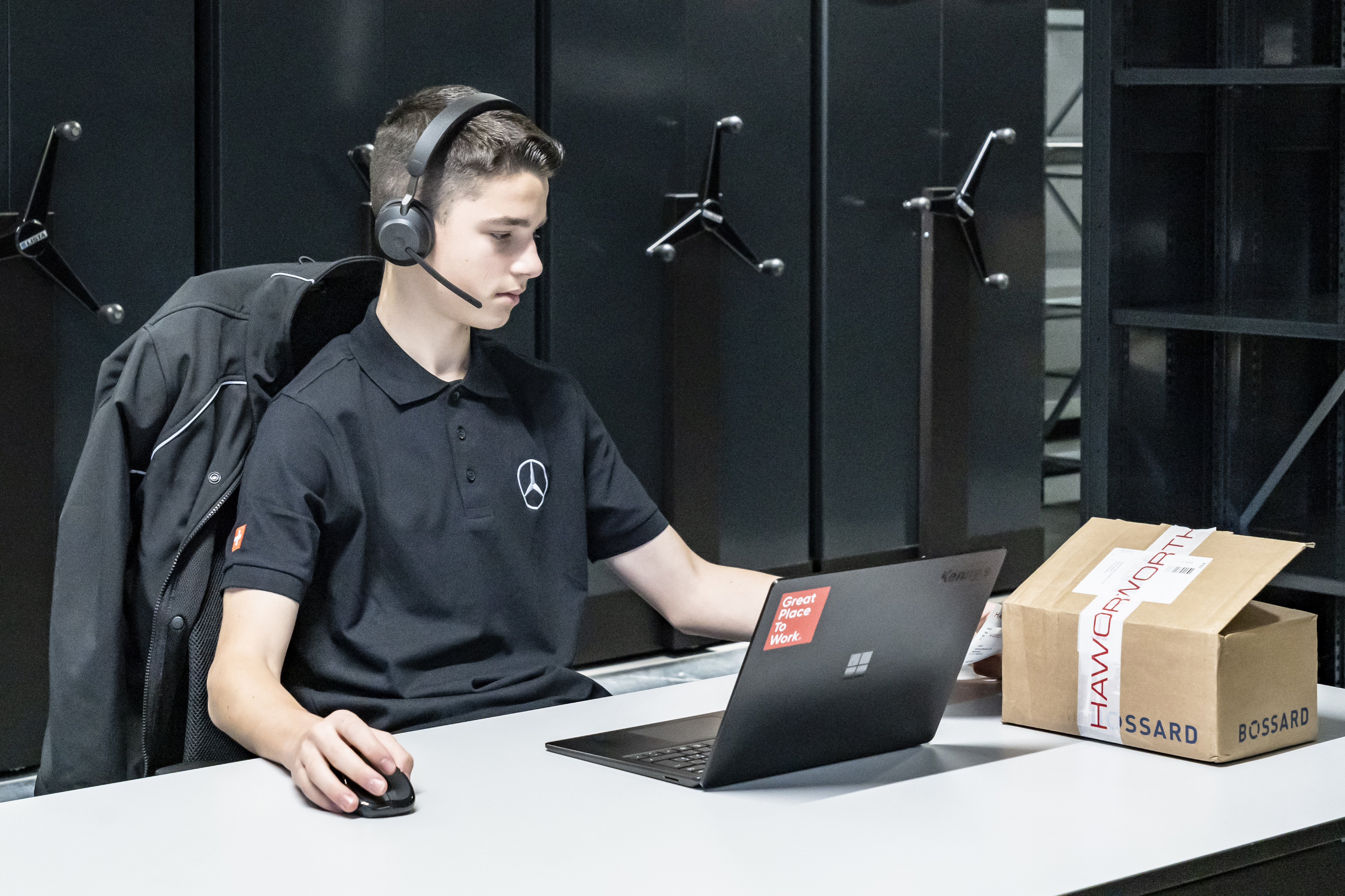 Découvre le métier de gestionnaire du commerce de détail CFC automobile après-vente: prérequis, situation de travail, salaire d’apprentissage, formation et Mercedes-Benz en tant qu’employeur.