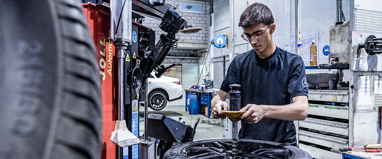 Découvre le métier d’assistant/e en maintenance d’automobiles AFP: prérequis, situation de travail, salaire d’apprentissage, formation et Mercedes-Benz en tant qu’employeur.